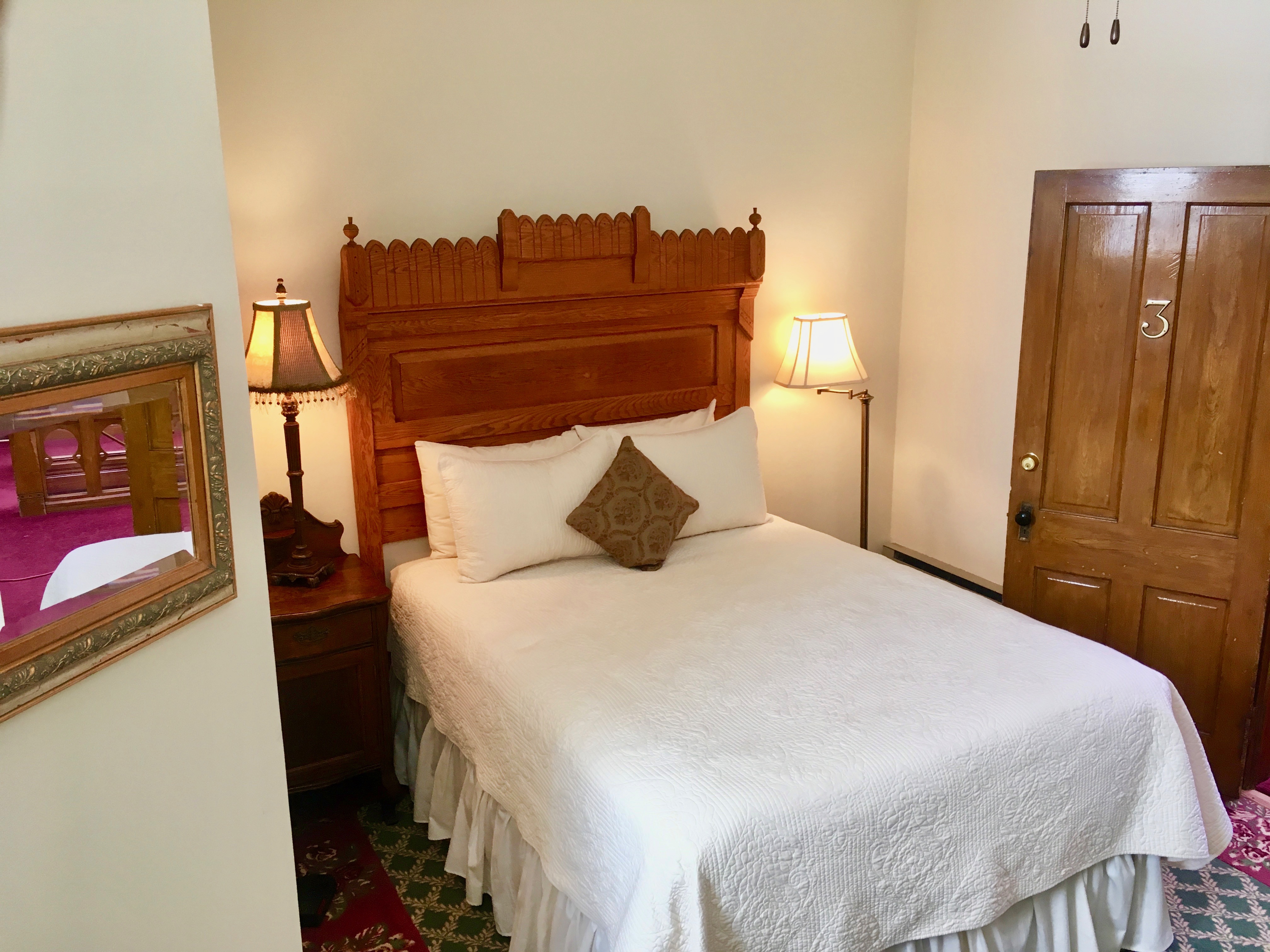 Private Bath – Single Queen – Teller House Hotel